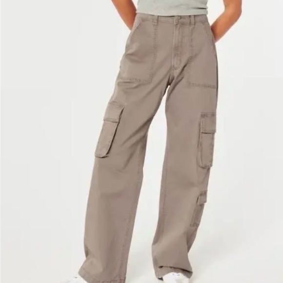 Hollister Pants - Hollister Ultra High-Rise Baggy Cargo Pants Size 2R